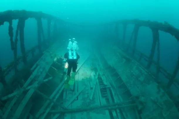 Дайвери знайшли затонулий корабель з реліквіями 1850-х років (фото)