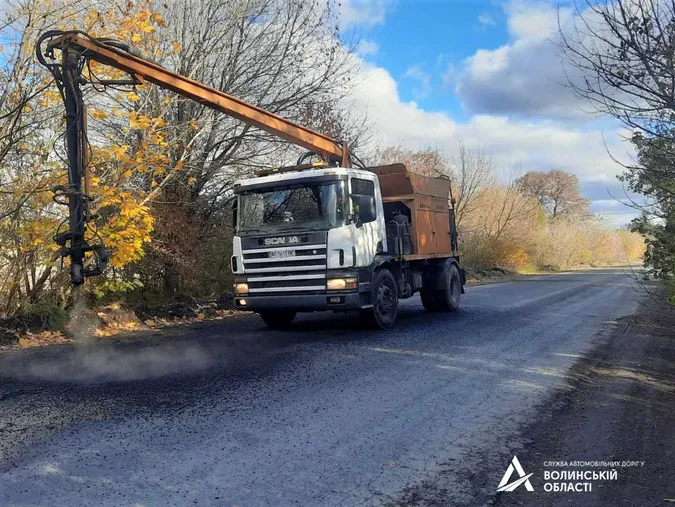 На Волині дорожники «латають» найважливіші дороги області (фото)