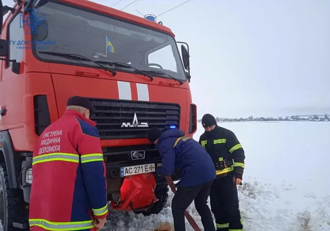 На Волині «швидка», яка їхала на виклик, застрягла в кучугурі снігу (фото)