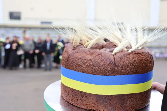 Небо плакало: у Луцьку відбулося прощання з трьома Героями Євгенієм Садовським, Олегом Чернюком та Олександром Смалюхом
