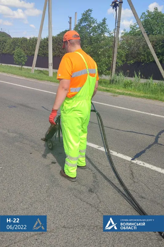 Під Луцьком на дорозі до Рівного малюють «зебри» і заливають смолою тріщини (фото, відео)