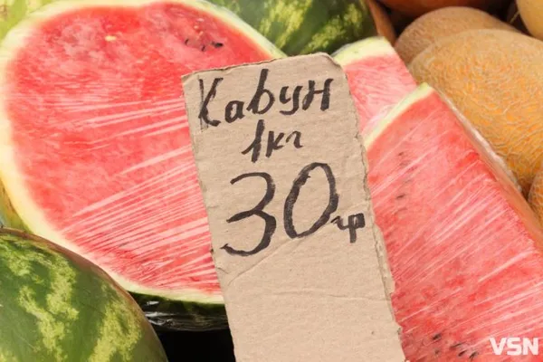 Сезон добігає кінця: скільки коштують кавуни і дині на ринку в Луцьку (фото)
