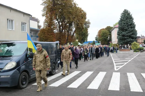 Поховала вже другого сина-Героя: на Волині попрощалися з воїном Романом Юрчуком (фото)