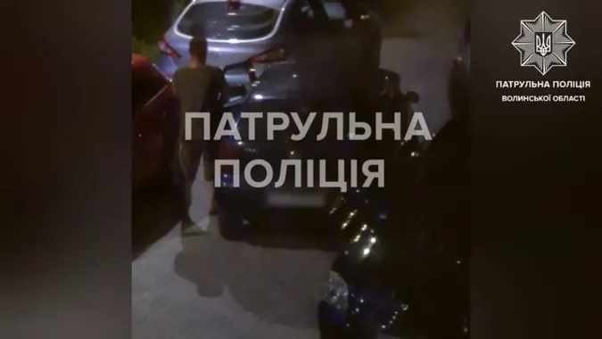 Наїхав на обмежувачі руху: лучанин здав патрульним п'яного водія (відео)