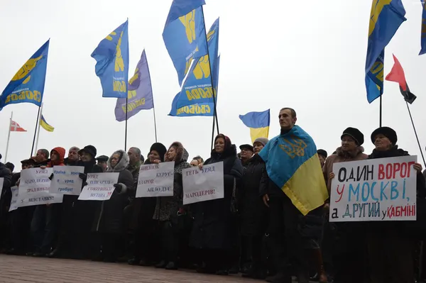 «Ми посадимо їх на нари» , - лучани вимагають відставки уряду Яценюка