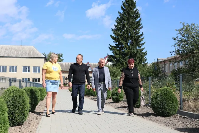 Роман Романюк перевірив готовність Сенкевичівського ліцею до навчального року (фото)