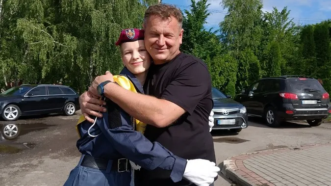 Разом станцювали вальс: воїн з Луцька приїхав з передової на останній дзвоник до доньки (фото)