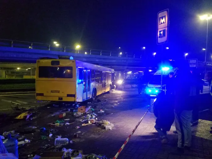 У Києві автобус влетів у натовп людей на зупинці: є жертва (фото)