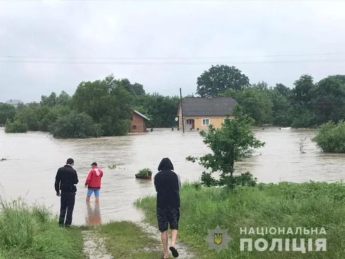 Негода в гірських районах: розмило дороги та мости, авто й городи у воді (ФОТО)