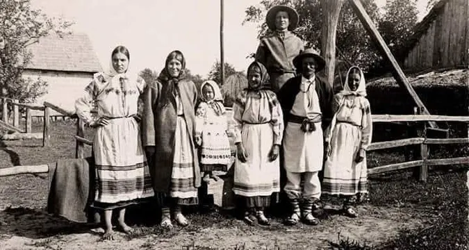 У вишиванках, але босі: показали рідкісне фото селян з Любешівщини на початку ХХ століття (фото)