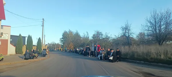 Дорогу встелили квітами: у селі під Луцьком зустріли тіло Героя Романа Цисельського (фото)