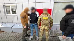 Допомагав переправляти цигарки до Польщі дронами: на Волині затримали прикордонника-хабарника
