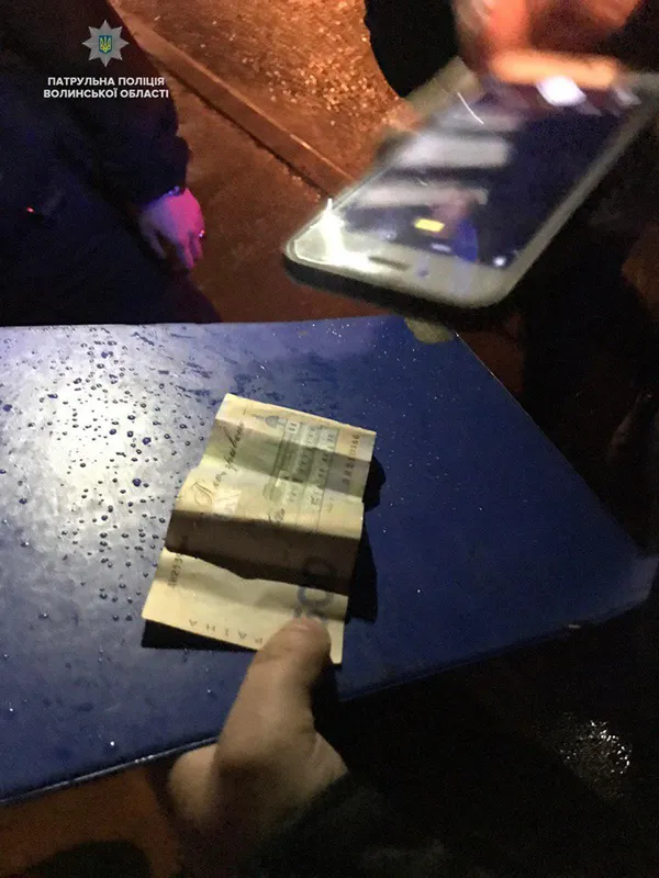 «Будь ти чєловєком», – п’яний водій у Луцьку хотів підкупити патрульних (фото)