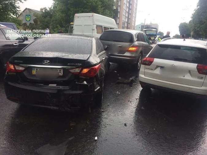 Аварія на Ковельській: водій «під мухою» проїхав на жовтий і побив дві іномарки