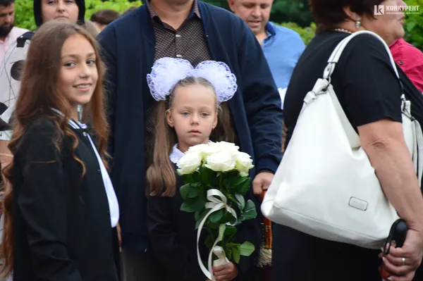 Квіти, вітання та першачки: у луцькій школі №9 пролунав перший дзвоник (фото)