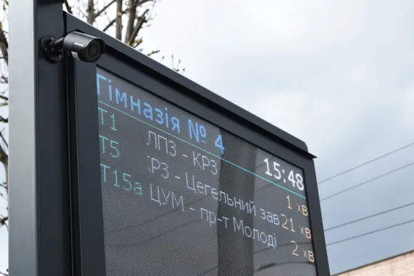 На луцьких зупинках побільшало інформаційних табло (фото)