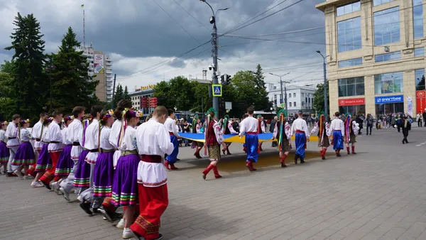 Марш, концерт та багато танців: у Луцьку відсвяткували День захисту дітей (фото)