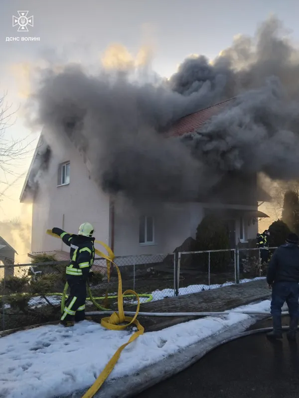 Величезний стовп диму було видно здалеку: у Луцькому районі – пожежа (фото)