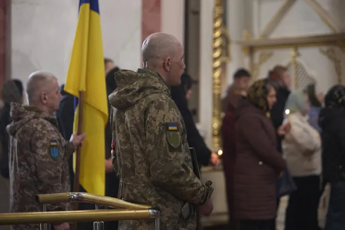 Луцьк навколішки попрощався з загиблим на Донеччині захисником Олексієм Федоренком