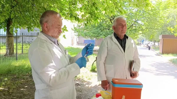 І котиків, і собачок: у Луцьку безплатно вакцинують домашніх тварин від сказу (фото, відео)