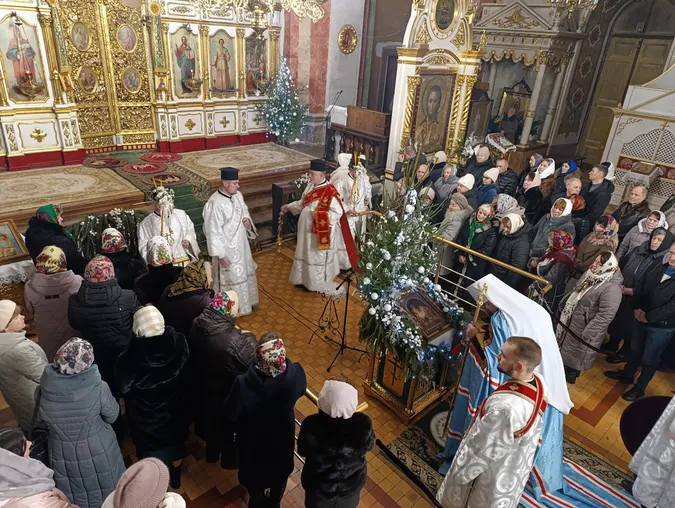 Молитви і колядки: у луцькому соборі Святої Трійці провели різдвяну службу (фото)