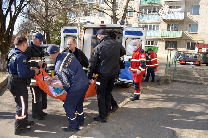Лізли через балкон: у Луцьку рятували жінку, яка впала й не могла піднятися (фото)