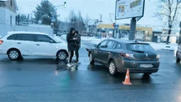 У Луцьку п'яний на «шкоді» проїхав на червоне й врізався в «рено» (фото)