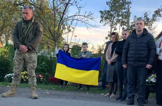 Дорогу встелили квітами: у селі під Луцьком зустріли тіло Героя Романа Цисельського (фото)