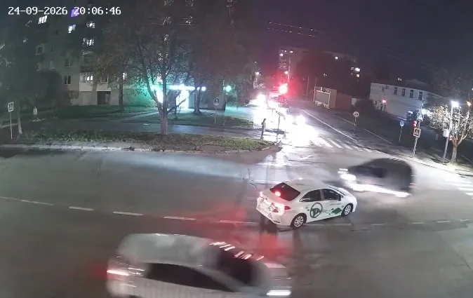 Небезпечний поворот: у Луцьку навчальне авто ледь не врізалося у Volkswagen (відео)