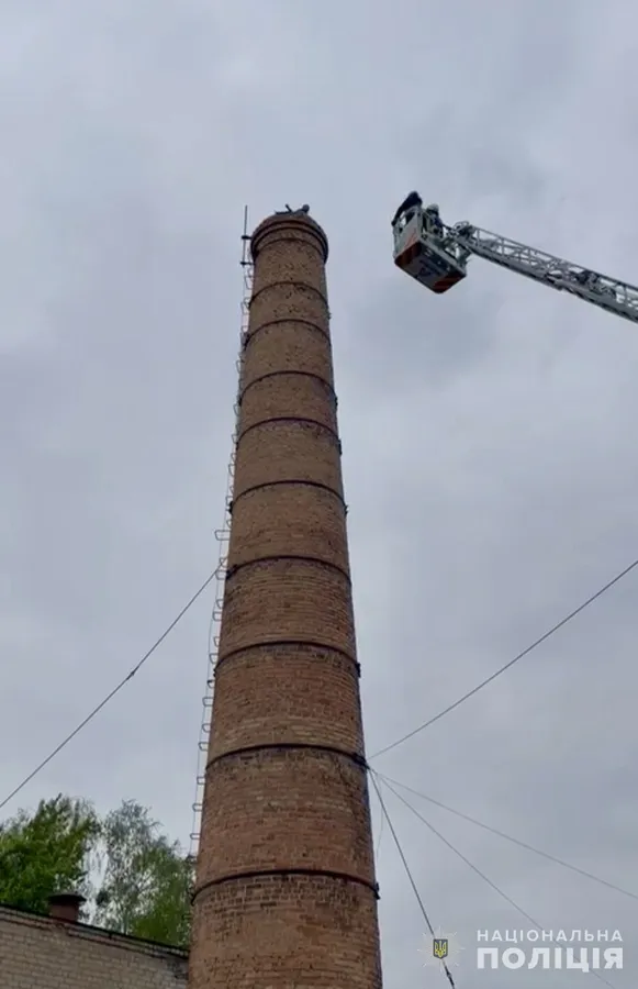 «Нам потрібні такі, як ти», – під Луцьком поліцейський переконав чоловіка не стрибати з височенної труби (відео)