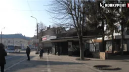 Не зупинка, а наливайка та туалет: лучани скаржаться на цілодобові дебоші під вікнами (відео)