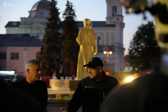 Спецтехніка, рятувальники і дрони: що сталося під ранок в центрі Луцька (фото)