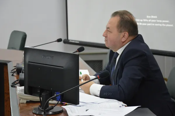 А Григорій Пустовіт час від часу поглядає в сторону депутаток Юлії Вусенко та Алли Надточій