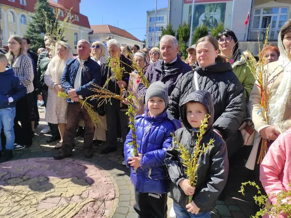 Як у луцькому соборі освячували вербу (фото)
