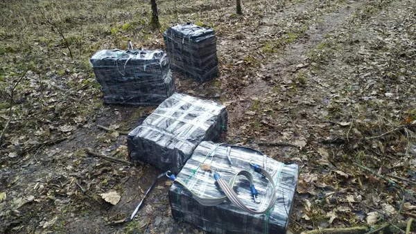 Чотири сумки сигарет: на Волині заримали контрабандистів (фото)