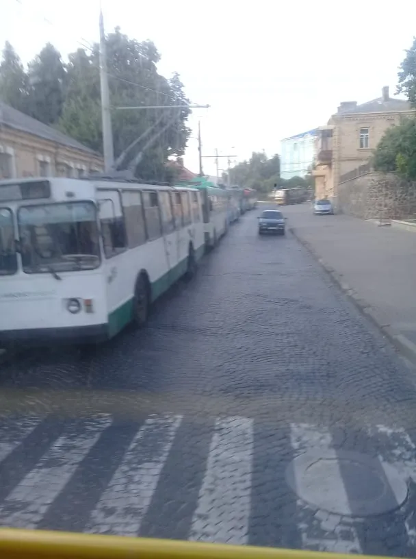 У Луцьку на Ковельській і Богдана Хмельницького стоять тролейбуси (фото)