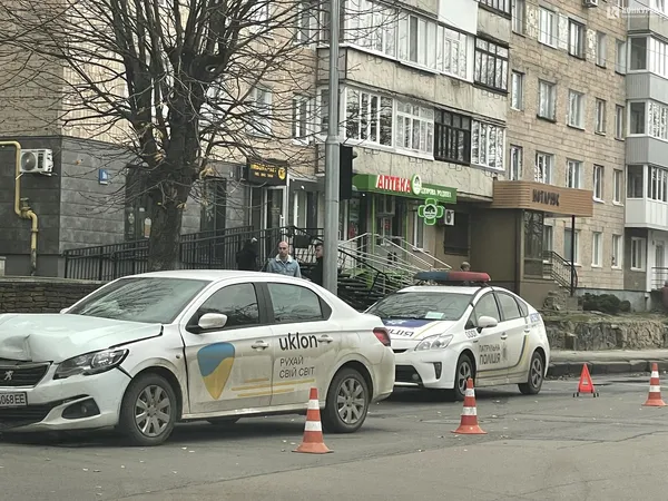 У Луцьку на Відродження – аварія за участю таксі Uklon (фото)