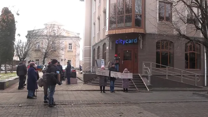У Луцьку під офісом City Card – натовп мітингувальників: чого хочуть люди (відео)