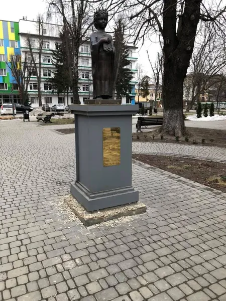 У Луцьку руйнується бетонна основа під подарованим пам'ятником (фотофакт)