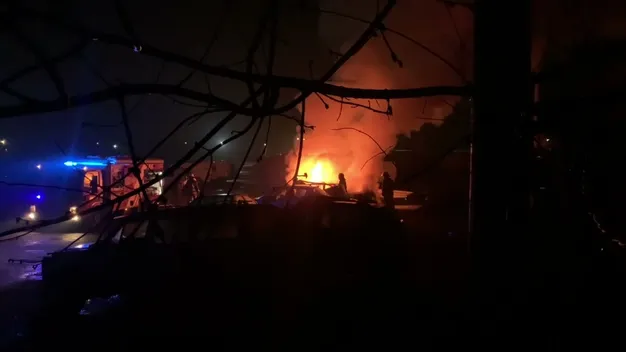 Знищено вщент: у Луцьку на автостоянці району ЛПЗ горіло авто (відео)