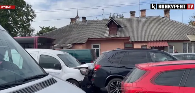 Розтрощений «передок»: у Луцьку «рено» влетів у «беху» (відео)