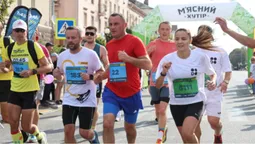 У Луцьку пробігли благодійний MHP Run4Victory: зібрані кошти спрямують на підтримку 100-ї ОМБр (фото)