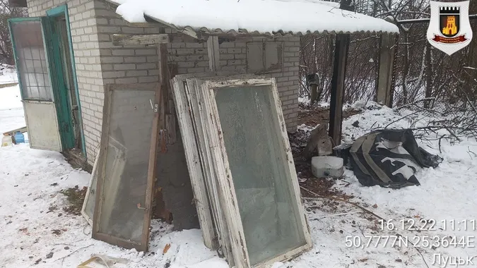 Сміття зносили роками: у Луцьку муніципали прибирають захаращену територію (фото)