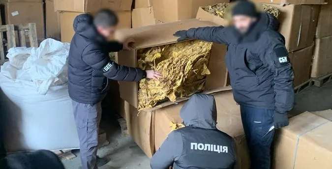 На Волині викрили нелегальне виробництво тютюну в промислових масштабах (фото)