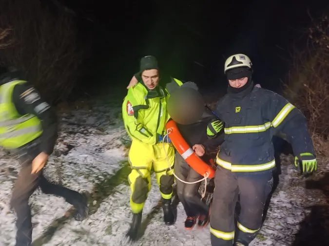 Заблукав та заїхав у болото: луцькі рятувальники визволяли чоловіка з болотяної пастки (фото)