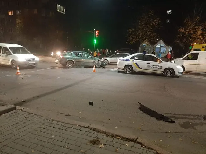 ДТП на Відродження: три автівки в «друзки», є постраждалий (фото, відео)