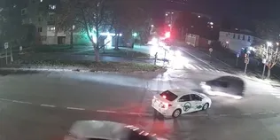 Небезпечний поворот: у Луцьку навчальне авто ледь не врізалося у Volkswagen (відео)