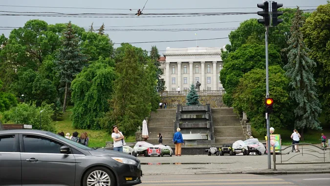 Заквітчаний луцький парк перед грозою (фото)