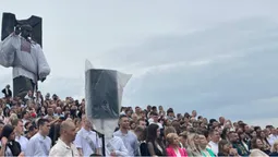 На Волині біля гігантського Шевченка покружляли випускники (фото)
