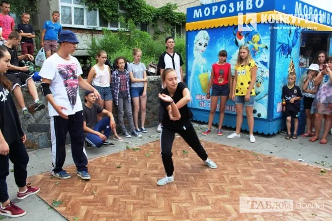 Протягом дня відбувалося чимало цікавого. Молодь вправлялася із брейк-дансу.